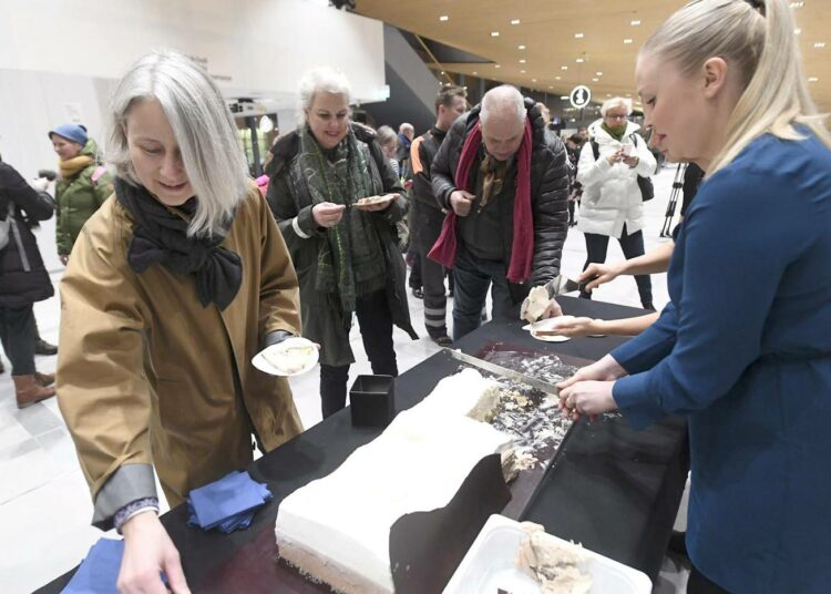 Helsingin keskustakirjasto Oodi on avannut ovensa yleisölle. Ensimmäiset vieraat saivat kakkua varhain keskiviikkoaamuna 5.12.