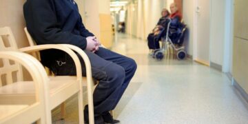 Potilas odottaa vuoroaan terveysasemalla. Yli 55¿000 suomalaisella asiakasmaksuihin, lääkkeisiin ja matkoihin meni yli 40 prosenttia käytettävissä olevista tuloista vuonna 2015.