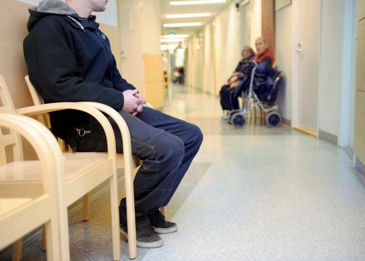 Potilas odottaa vuoroaan terveysasemalla. Yli 55¿000 suomalaisella asiakasmaksuihin, lääkkeisiin ja matkoihin meni yli 40 prosenttia käytettävissä olevista tuloista vuonna 2015.