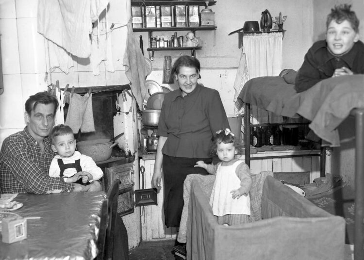 Keittonurkkauksessa asuva viisihenkinen perhe Kotkankadulla helmikuussa 1952.