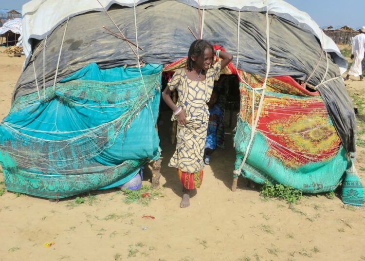 Nuori nigerialaistyttö on paennut islamistijärjestö Boko Haramia leirille, joka majoittaa maan sisäisiä pakolaisia Koillis-Nigerian Maidugurissa.