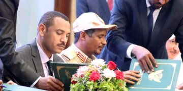 Sudanin opposition edustaja Ahmed al-Rabia ja sotilasjuntan kakkosmies Mohamed Hamdan Hemeti allekirjoittivat vallanjakosopimuksen maan pääkaupungissa Khartumissa lauantaina.