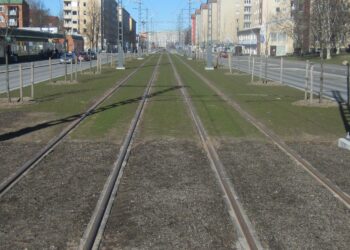 "Tampereelle rakennetaan suurareenaa ja ratikkalinjaa massiivisella velkarahalla, ja samaan aikaan keskustan katu täyttyy ruokaa jonottavista kansalaisista." Ratikkatyömaa Tampereen Sammonkadulla on valmis.