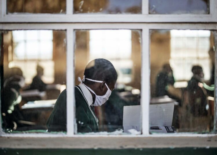 Kansainvälisen Pelastakaa Lapset -järjestön mukaan viruksen leviämisen aiheuttamat talousvaikeudet ajavat nuoret ja lapset töihin ja vain osa lapsista palaa kouluun. Lisäksi monet tytöt menevät aiemmin naimisiin. Kuvassa koululainen Etelä-Afrikassa.