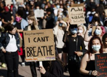 Tutkimuksen mukaan rasismia haluaisi vastustaa yli puolet vastaajista. Black Lives Matter -mielenosoituksessa  Helsingissä kesäkuussa vastustettiin rasismia.
