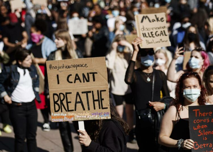 Tutkimuksen mukaan rasismia haluaisi vastustaa yli puolet vastaajista. Black Lives Matter -mielenosoituksessa  Helsingissä kesäkuussa vastustettiin rasismia.