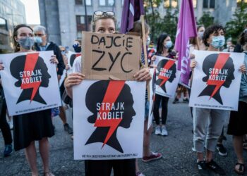 Mielenosoittajat vastustivat perjantaina Varsovassa Puolan hallituksen aietta vetäytyä Istanbulin sopimuksesta.