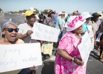 Mielenosoitus Kapkaupungin korkeita vesimaksuja vastaan pienituloisten kaupunginosassa Khayelitshassa tammikuussa 2019.