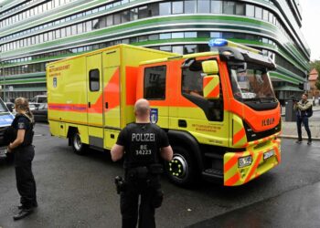Vakavasti sairastunut oppositiojohtaja Aleksei Navalnyi siirrettiin varhain lauantaiaamuna hoitoon Berliiniin.