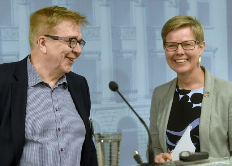 Suomen ilmastopaneelin puheenjohtaja Markku Ollikainen ja ympäristö- ja ilmastoministeri Krista Mikkonen kertoivat torstaina budjettiriihen ilmastokokonaisuudesta.