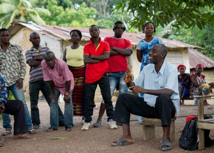 Afrikan maissa puhutaan niin monia kieliä, etteivät saman valtion eri puolilla asuvat välttämättä ymmärrä toisiaan. Norsunluurannikon Gueyeden kyläläiset tarvitsevat kääntäjä Serge Tiania ymmärtääkseen aliprefekti Kouassi Koffin viestin ebola-tartunnan välttämisestä.