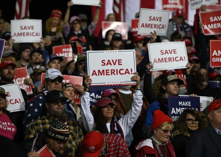 Trumpin kannattajat tervehtivät sankariaan Valdostan lentokentällä Georgian osavaltiossa pidetyssä yleisötilaisuudessa viime lauantaina.