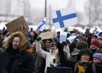 Sadat ihmiset pakkautuivat lauantaina Helsingin kansalaistorille vastustamaan koronarajoituksia.