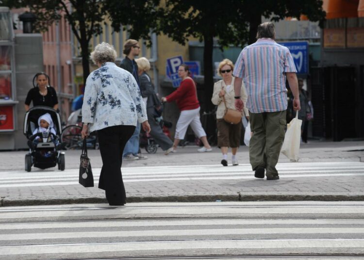 Hyvätuloinen naimisissa oleva nainen nauttii pitkään vanhuuseläkkeestä.