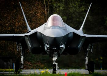 Amerikkalainen F-35-hävittäjä lentotukikohdassa Hollannissa.