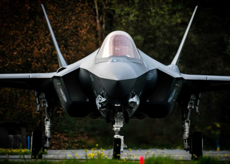 Amerikkalainen F-35-hävittäjä lentotukikohdassa Hollannissa.