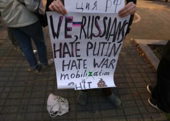 Mielenosoittajan kyltissä lukee englanniksi ”Me venäläiset vihaamme Putinia, sotaa ja liikekannallepanoa”, ja tekstin lopussa on kirosana. Kuva on mielenosoituksesta Belgradista 10. lokakuuta.