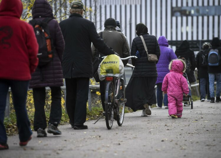 Ihmiset jonottavat elintarvikkeita Myllypuron ruokajonossa.