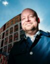 Jussi Saramo havainnollistaa duplo-palikoilla mutkikkaita asioita.