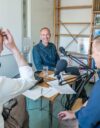 Ylikomisario Jari Taponen (keskellä) vieraili KU:n Kaikki uusiksi -podcastin erikoisjaksossa Toivo Haimin (vas.) ja Jussi Virkkusen haastateltavana. Kaikki jaksot voi kuunnella verkosta. Alkuun pääsee helposti KU:n etusivulta ku.fi.