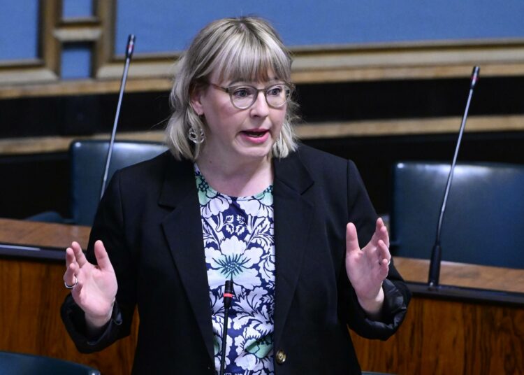 Aino-Kaisa Pekonen puhui eduskunnassa julkisen talouden suunnitelman vioista.