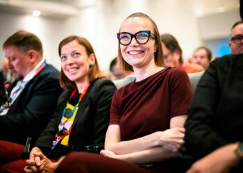 Vasemmistoliiton puheenjohtaja Minja Koskelalla on syytä hymyyn.