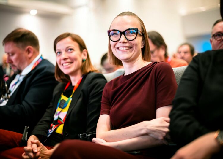 Vasemmistoliiton puheenjohtaja Minja Koskelalla on syytä hymyyn.