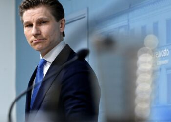 Puolustusministeri Antti Häkkänen esitteli torstaina tiedotustilaisuudessaan hallitukset aikeet ydinaseiden suhteen.