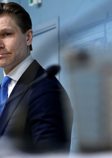 Puolustusministeri Antti Häkkänen esitteli torstaina tiedotustilaisuudessaan hallitukset aikeet ydinaseiden suhteen.