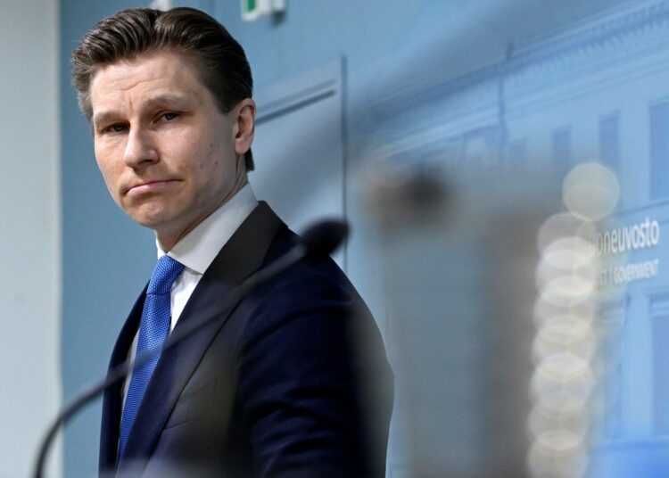 Puolustusministeri Antti Häkkänen esitteli torstaina tiedotustilaisuudessaan hallitukset aikeet ydinaseiden suhteen.