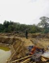 Venezuelan sotilaat puuttuvat laittomaan kullankaivuuseen El Toriton esiintymällä Carabobon osavaltiossa vuonna 2018. Kullan louhinnan lisäksi kaivosala suuntaa nyt huomionsa harvinaisiin maametalleihin.