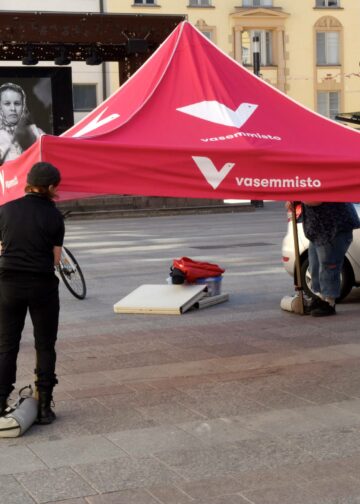 Vasemmistoliiton kampanjateltta Oulun Rotuaarilla kesäkuussa 2026.