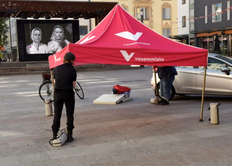 Vasemmistoliiton kampanjateltta Oulun Rotuaarilla kesäkuussa 2026.