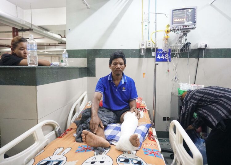 Bhotekoshin tulvasta pelastunut Subash Tamang on hoidettavana Kathmandun Trauma Centerissä. Kolme hänen perheenjäsentään on edelleen kateissa.