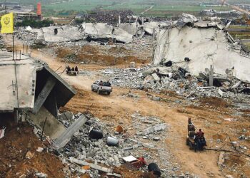 Palestiinalaisia palasi tiistaina katsomaan tuhoutuneita kotejaan Jabaliassa Gazan alueella.