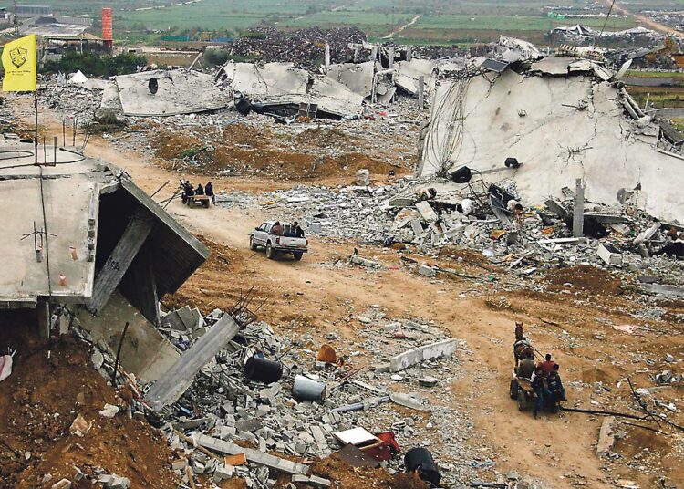 Palestiinalaisia palasi tiistaina katsomaan tuhoutuneita kotejaan Jabaliassa Gazan alueella.
