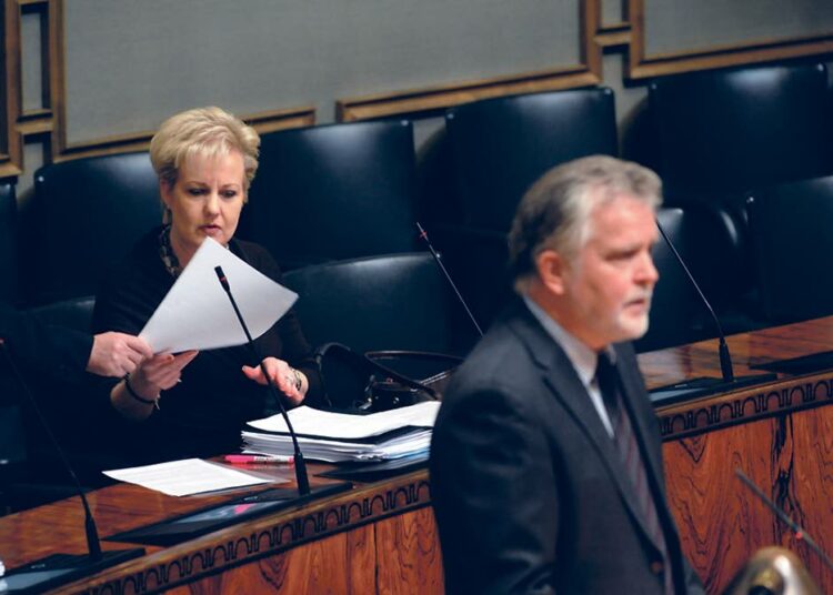 Vasemmistoliiton Martti Korhonen arvioi, tietosuojalaki ei nyt esitetyssä muodossaan estä rikoksia. Liikenne- ja viestintäministeri Suvi Lindén oli eri mieltä.