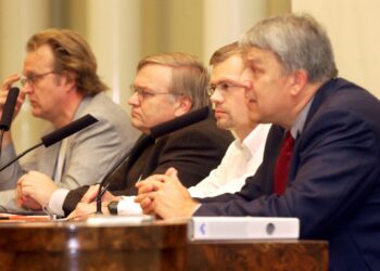Veli-Pekka Leppänen, Seppo Hentilä, Jarkko Vesikansa ja Matti Viialainen pohtivat SKP:n olemusta.