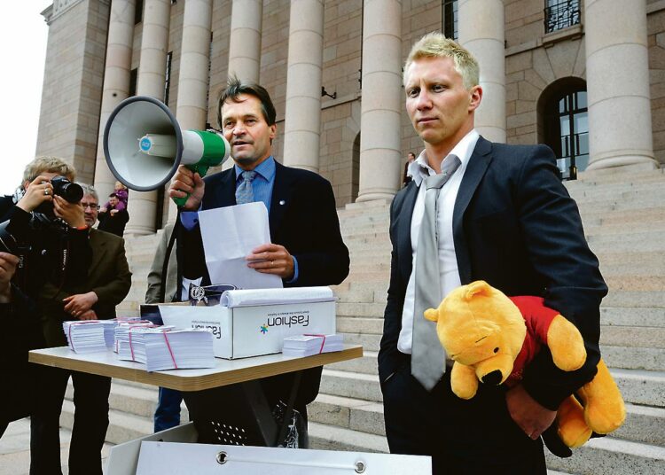 Biologisen isän oikeuksien puolesta kamppaileva Mikael Jämsänen (oik.) on ilahtunut saamastaan tuesta. Kari Uotila jättää tänään lakialoitteen, jolla pyritään siihen, ettei Jämsäsen kokema kohtalo enää olisi mahdollinen.