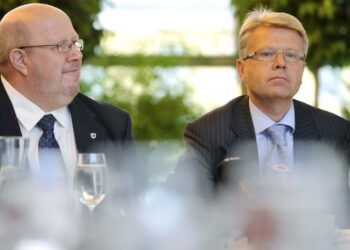 Valtion omistajaohjauksesta vastaava ministeri Jyri Häkämies (oik.) ja Paperiliiton puheenjohtaja Jouko Ahonen.