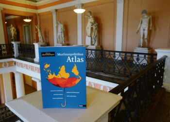 Maailmanpolitiikan Atlaksen aukeaman mittaiset artikkelit karttoineen, kuvioineen ja lähdeviitteineen valottavat monenlaisia ajankohtaisia ilmiöitä, kuten maailmanpolitiikan muuttuvia valtasuhteita, maailmankauppaa, talouskriisiä, energiakysymyksiä, konflikteja ja siirtolaisuutta.