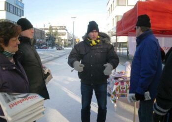 Puheenjohtaja Paavo Arhinmäki vastaili kysymyksiin katutilaisuudessa Seinäjoella ystävänpäivänä.