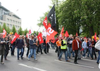 Berliinin vappumarssilla liehui jopa yksi musta anarkistilippu.