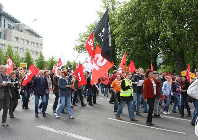Berliinin vappumarssilla liehui jopa yksi musta anarkistilippu.