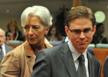 -Näillä järjestelyillä holtittomasti ajelehtivat markkinat saadaan tolkkuihinsa ja tuhot minimoitua, Suomen valtiovarainministeri Jyrki Katainen sanoi Brysselissä maanantaiyönä. Vasemmalla Ranskan valtiovarainministeri Christine Lagarde.