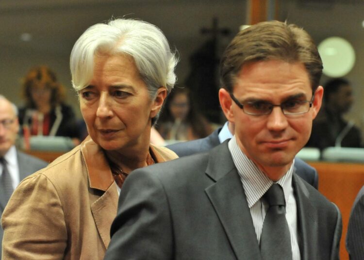 -Näillä järjestelyillä holtittomasti ajelehtivat markkinat saadaan tolkkuihinsa ja tuhot minimoitua, Suomen valtiovarainministeri Jyrki Katainen sanoi Brysselissä maanantaiyönä. Vasemmalla Ranskan valtiovarainministeri Christine Lagarde.