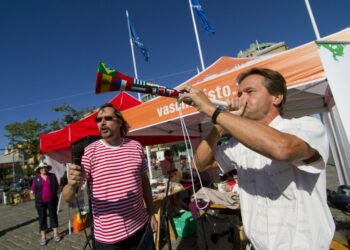 Kari Uotilan Etelä-Afrikasta tuoma vuvuzela-torvi kävi kaupaksi Vaasan torilla järjestetyssä huutokaupassa.