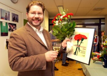 Helsingin yhteiskunnallinen opisto palkitsi professori Heikki Patomäen yhteiskunnallisesta keskustelusta vuonna 2006.
