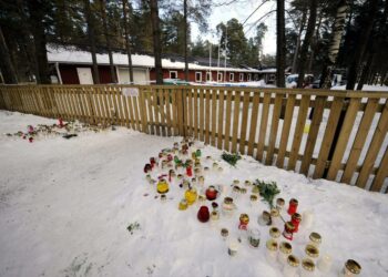 Kukkia ja kynttilöitä Haapsalun lastenkodin portilla.