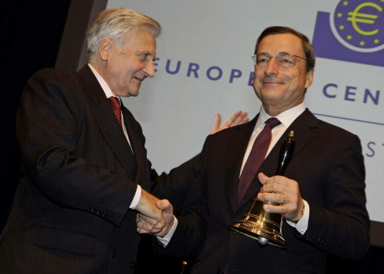 Jean-Claude Trichet ja Mario Draghi vahdinvaihdossa. Molemmat ovat jäseniä yksityispankkeja edustavassa lobbarikerhossa.